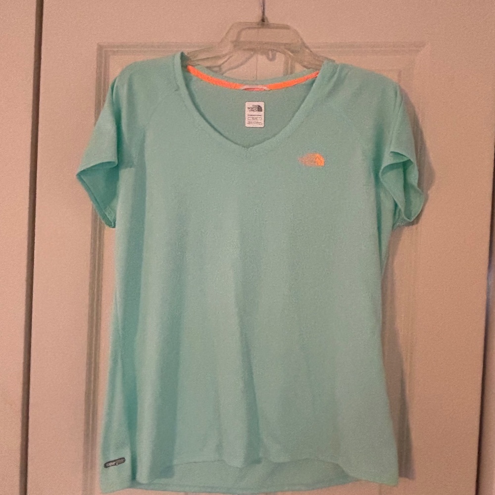 The North FaceWomen's Vapor Wick V neck short sleeve Tee